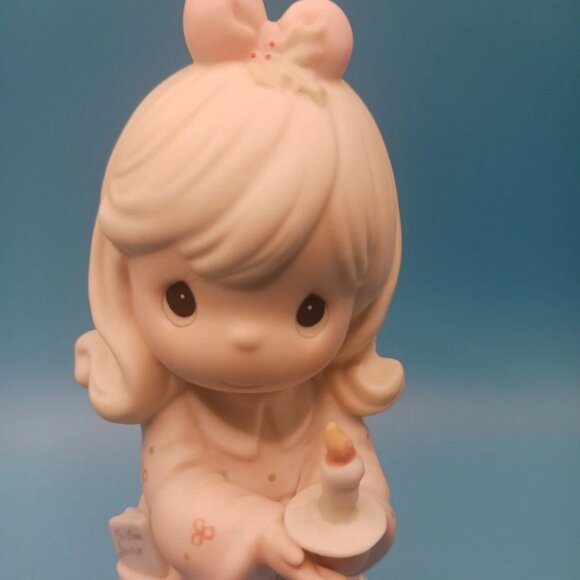 "SHARING THE LIGHT OF LOVE" 272531 Precious Moments Porcelain Girl 1997 - Picture 1 of 8